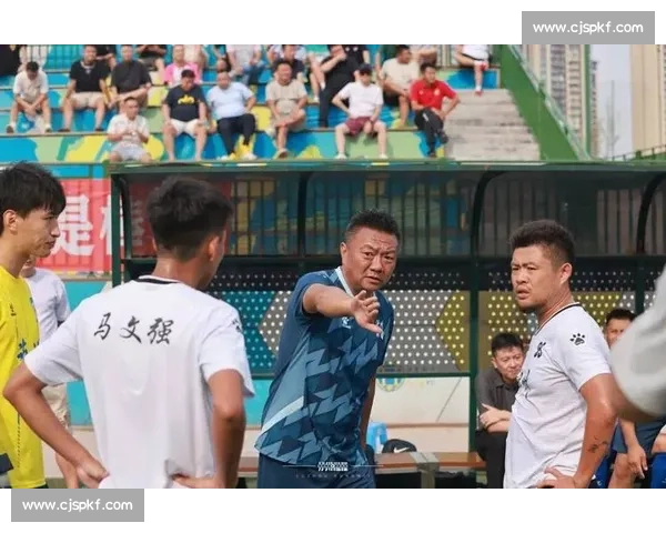川超热身赛:呐喊与鞠躬间的双向奔赴 川超热身赛:呐喊与鞠躬间的双向奔赴