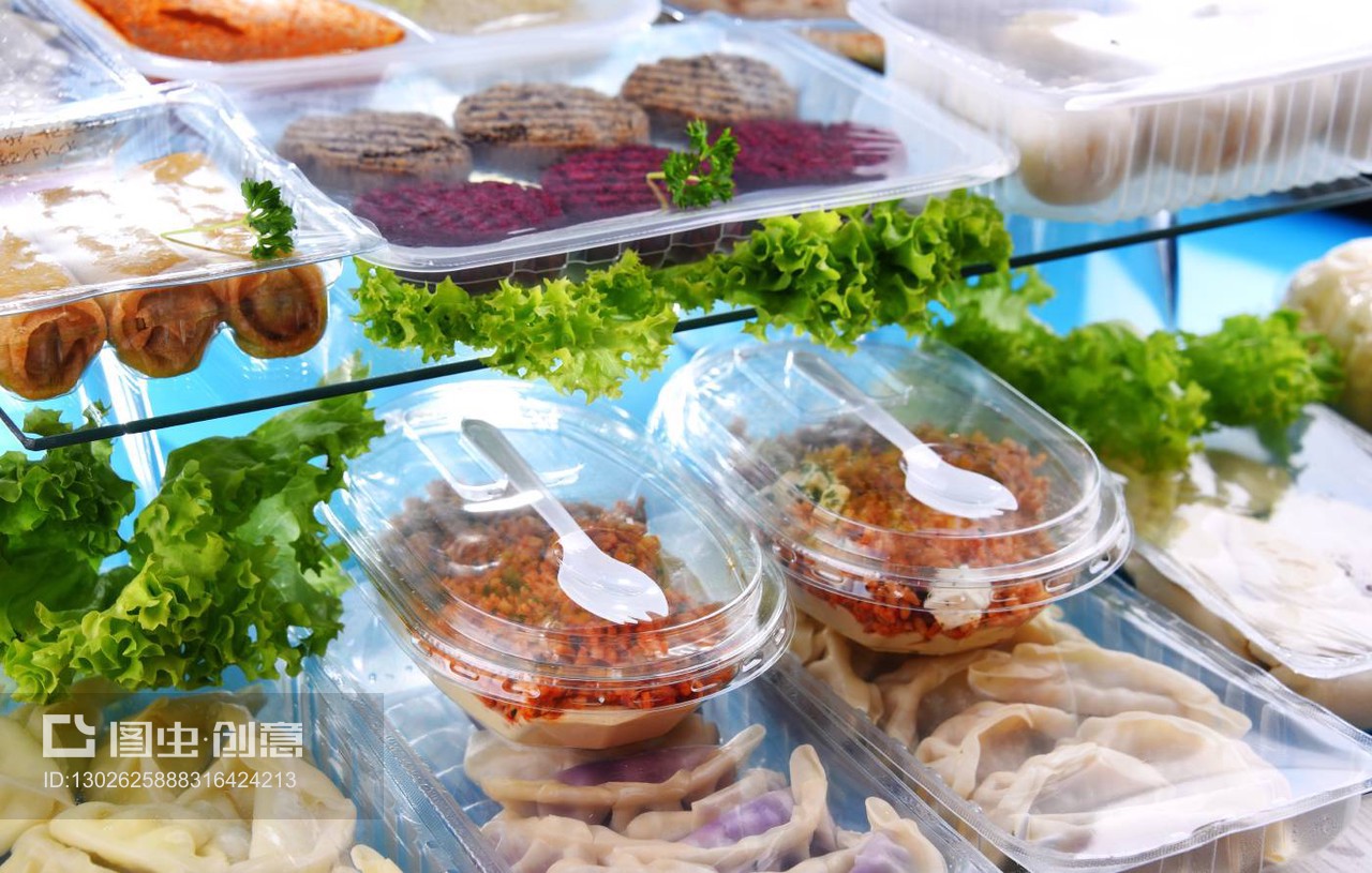 塑料盒中的各种预包装食品